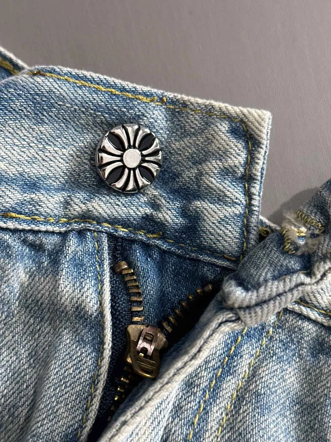 🅿️330 Croxin 2025 summer new jeans denim shorts are woven from imported Japanese Denim plain cotton denim fabrics. They are complete with three standards. The top stonewashing process makes the texture reach the old taste of the 1980s. It is soft, delicate, comfortable and breathable. The color has a modern and fashionable vicissitudes. The upper body is versatile and fashionable! Light luxury, a must-have item for daily commuting! Code number: 28-38 (please state your height and weight when placing an order)